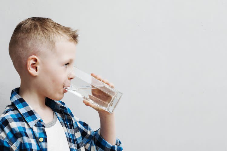 Beber líquidos suficientes ayudará a mantener el funcionamiento intestinal saludable. Al menos la mitad de los líquidos que tome un niño deben ser agua. (Foto: Getty)