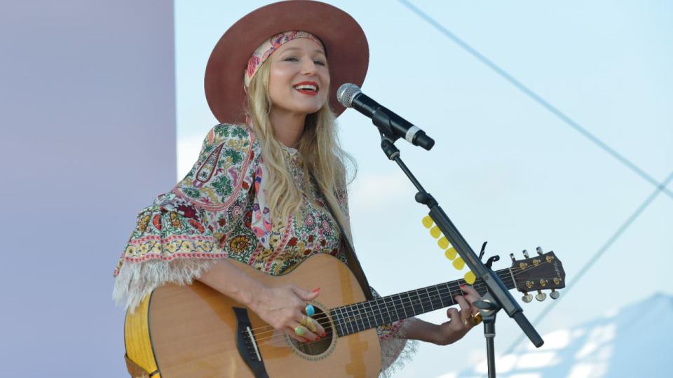 CINCINNATI, OHIO – AUGUST 20: Singer-songwriter Jewel performs on the Main Stage during the first day of The Wellness Experience by Kroger at The Banks on August 20, 2021 in Cincinnati, Ohio. (Photo by Duane Prokop/Getty Images for The Wellness Experience by Kroger)