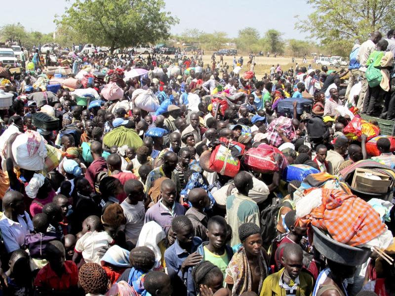 Südsudanesen warten außerhalb eines UN-Geländes auf Hilfe. Foto: Hailemichael Gebrekrstos/Unmiss