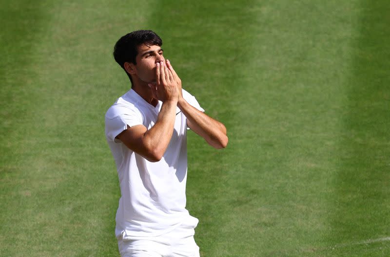 Foto del domingo del tenista español Carlos Alcaraz celebrando tras ganar la final de Wimbledon ante el serbio Novak Djokovic