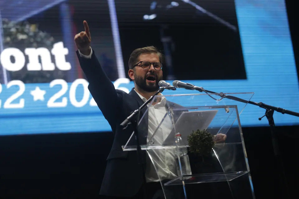 Gabriel Boric celebrando su triunfo en las elecciones de Chile. (Foto: Cris Saavedra Vogel/  Anadolu Agency / Getty Images).