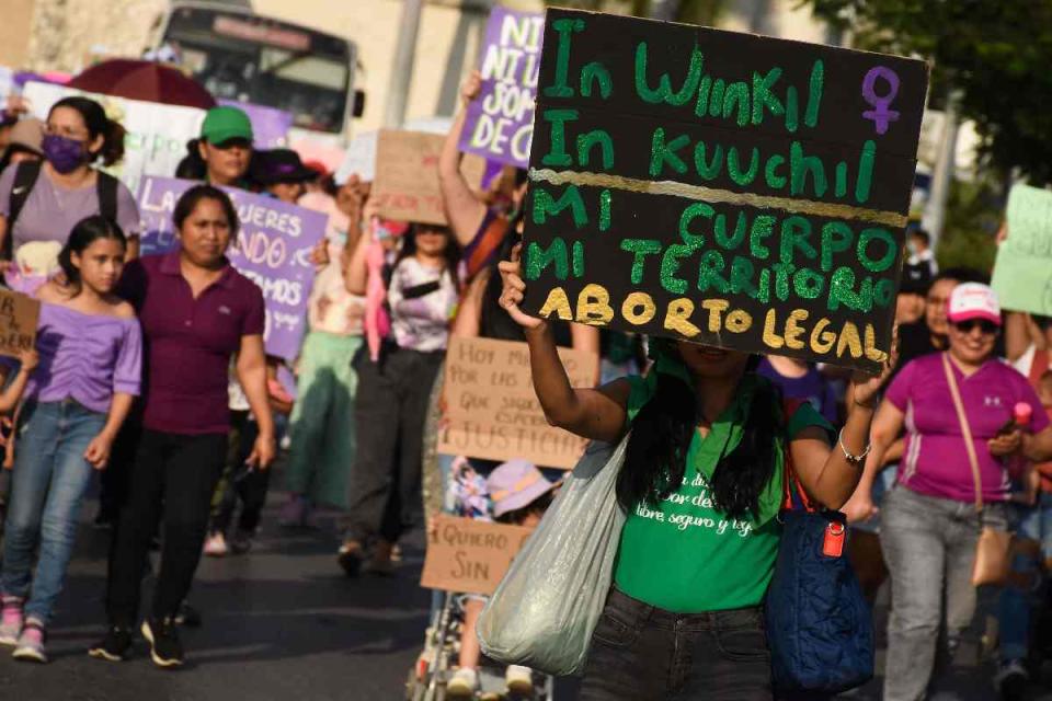 Foto de colectivos feministas que marchan a favor del aborto en Campeche con carteles en maya y español que dicen "Mi cuerpo, mi territorio. Aborto legal". (Foto: Michael Balam Chan | Archivo Cuartoscuro)