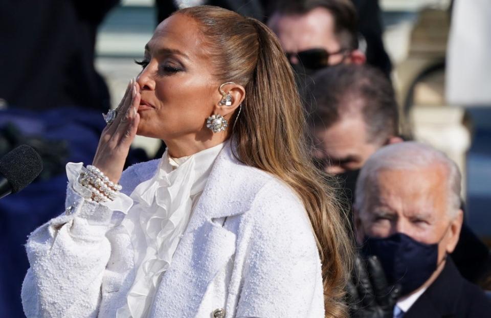 Jennifer López manda un beso tras su presentación durante la toma de posesión presidencial de Joe Biden.  (Reuters)