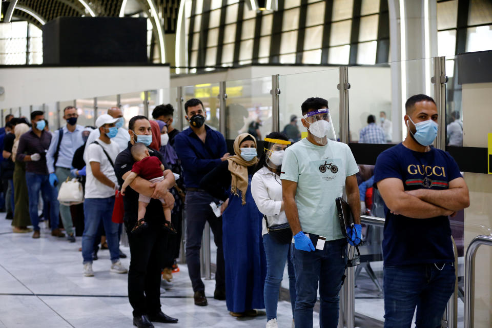 Más que dentro del avión, los grandes riesgos a la hora de viajar están en las aglomeraciones que se pueden formar, por ejemplo, en los aeropuertos. REUTERS/Thaier al-Sudani