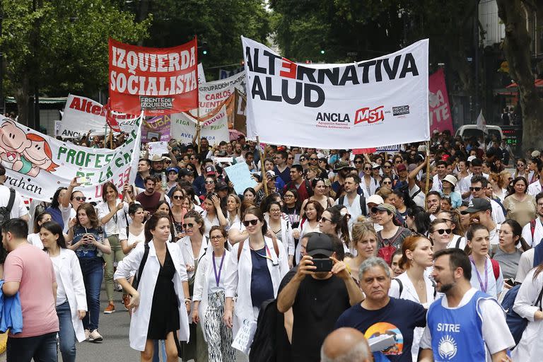 Marcha de médicos y personal de salud en Plaza de Mayo