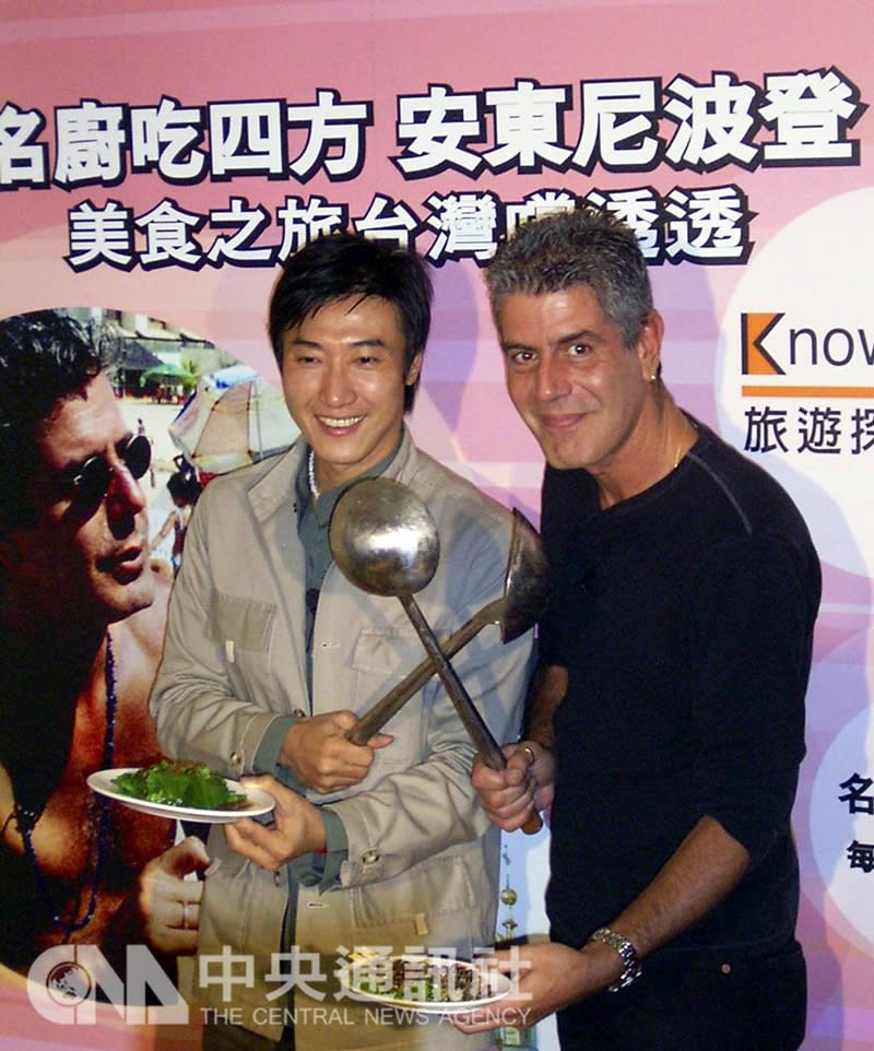 安東尼波登（右）曾於2003年來台<span>拍台灣美食短片</span>。（中央社／資料照片）