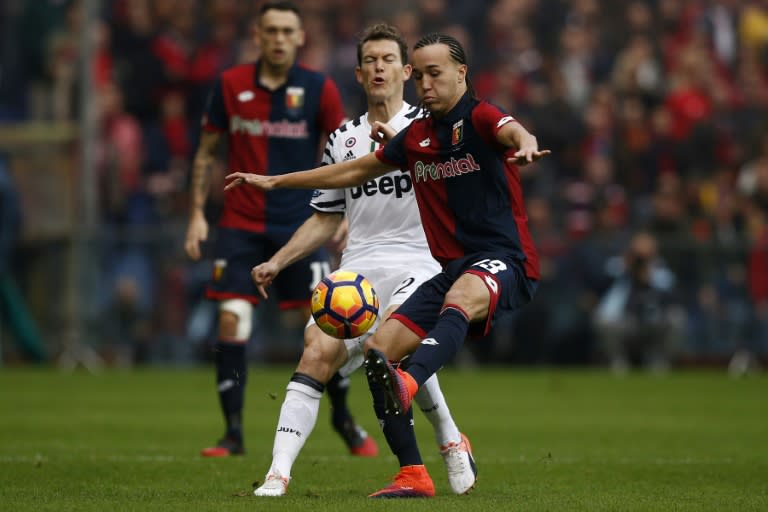 Juventus' Swiss defender Stephan Lichtsteiner (L) vies with Genoa's forward Genoa's Uruguayan midfielder Diego Laxalt during the Italian Serie A football match Genoa vs Juventus on November 27, 2016 at the 'Luigi Ferraris' stadium in Genoa