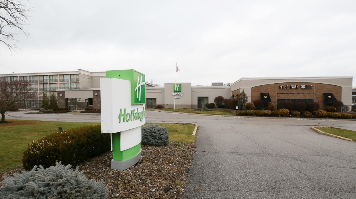 A developer plans to raze the Holiday Inn and former Hyde Park Steakhouse in Montrose to build a Sheetz gas station and Texas Roadhouse restaurant, but some Bath residents are asking township trustees to block the proposal.