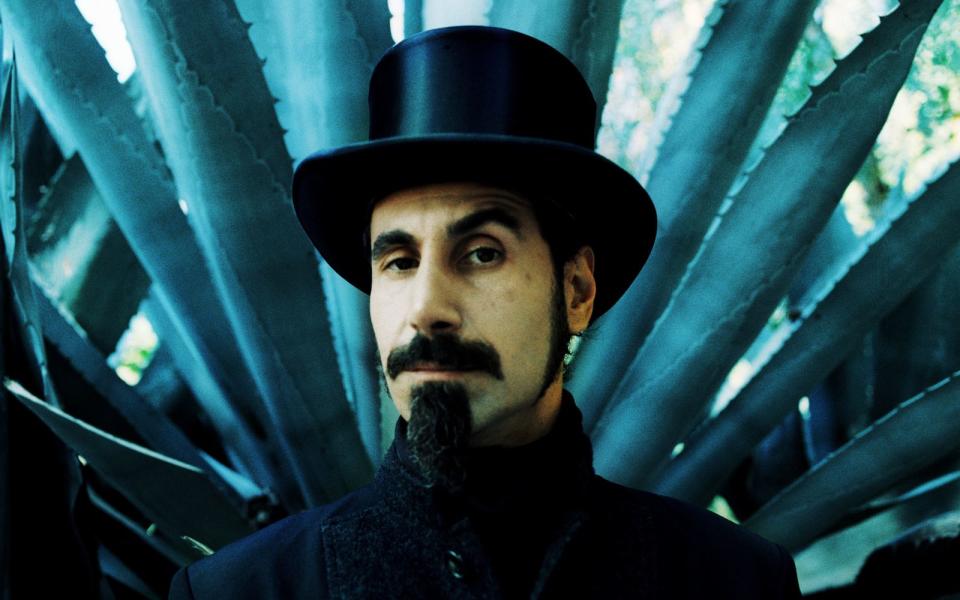 Auf der Bühne wiedervereint, zwei neue Songs - viele Fans hofften auf ein neues Album, aber es kam anders. Serj Tankian (Bild) hat in den letzten Jahren zwar einige Rocksongs für ein neues SOAD-Album geschrieben, aber weil im Bandgefüge wohl immer noch vieles knirscht, veröffentlichte er die Stücke 2021 als Solo-Musiker - zu hören auf der EP "Elasticity". (Bild: Daragh McDonagh / Warner)