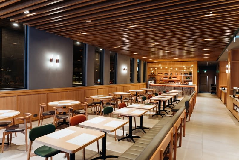 用餐與暢飲空間以溫潤木質構築、寬敞自在。攝影/Ray
