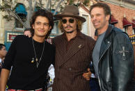 <p>Bloom und Depp posieren mit dem Produzenten der Filmreihe, Jerry Bruckheimer. (Bild: Chris Pizzello/AP) </p>