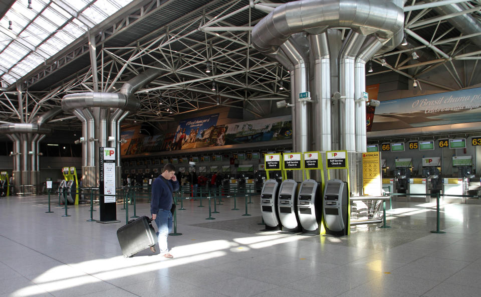 De entre los 132 aeropuertos analizados en el estudio, el peor es el de Lisboa. Portela es la principal terminal aérea de Portugal y la decimoctava de Europa con casi 30 millones de pasajeros anuales. Sin embargo, el informe de AirHelp le suspende en puntualidad y tampoco destaca en calidad del servicio ni en opciones de comida y compras. Su puntuación es de 5,77. (Foto: Hugo Correia / Reuters).