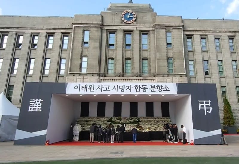 許多民眾31日前往設於首爾廣場的祭壇表達哀悼。(圖擷自推特)