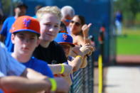 <p>New York Mets fans line up along the fences to watch players during spring training workouts at the Mets Minor League Complex in Port St. Lucie, Fla., Feb. 25, 2018. (Photo: Gordon Donovan/Yahoo News) </p>