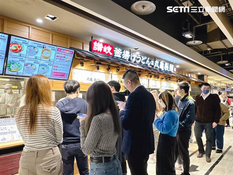 直擊丸亀製麵新光三越台北站前店活動首日，用餐人潮相當多。（圖／記者劉沛妘攝影）