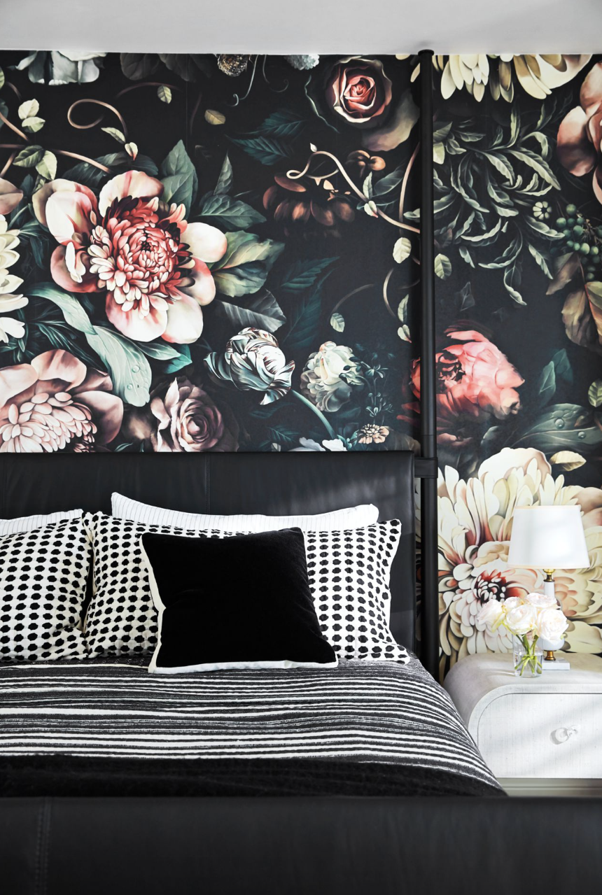 a bedroom wallpaper with flowers on it