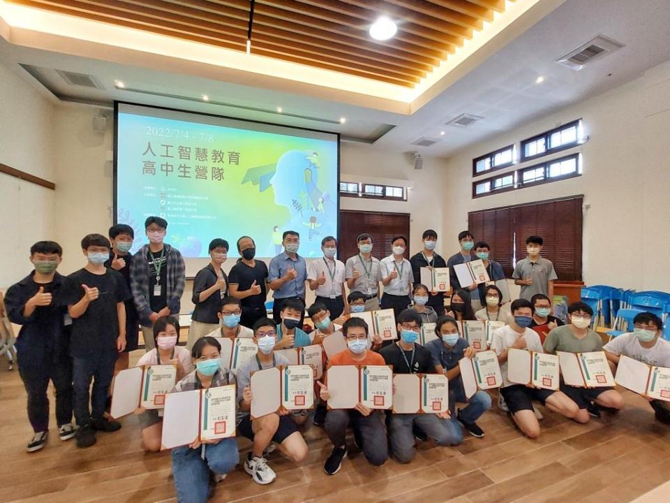 人工智慧教育高中生南區營隊學員獲頒證書。（台南一中提供）