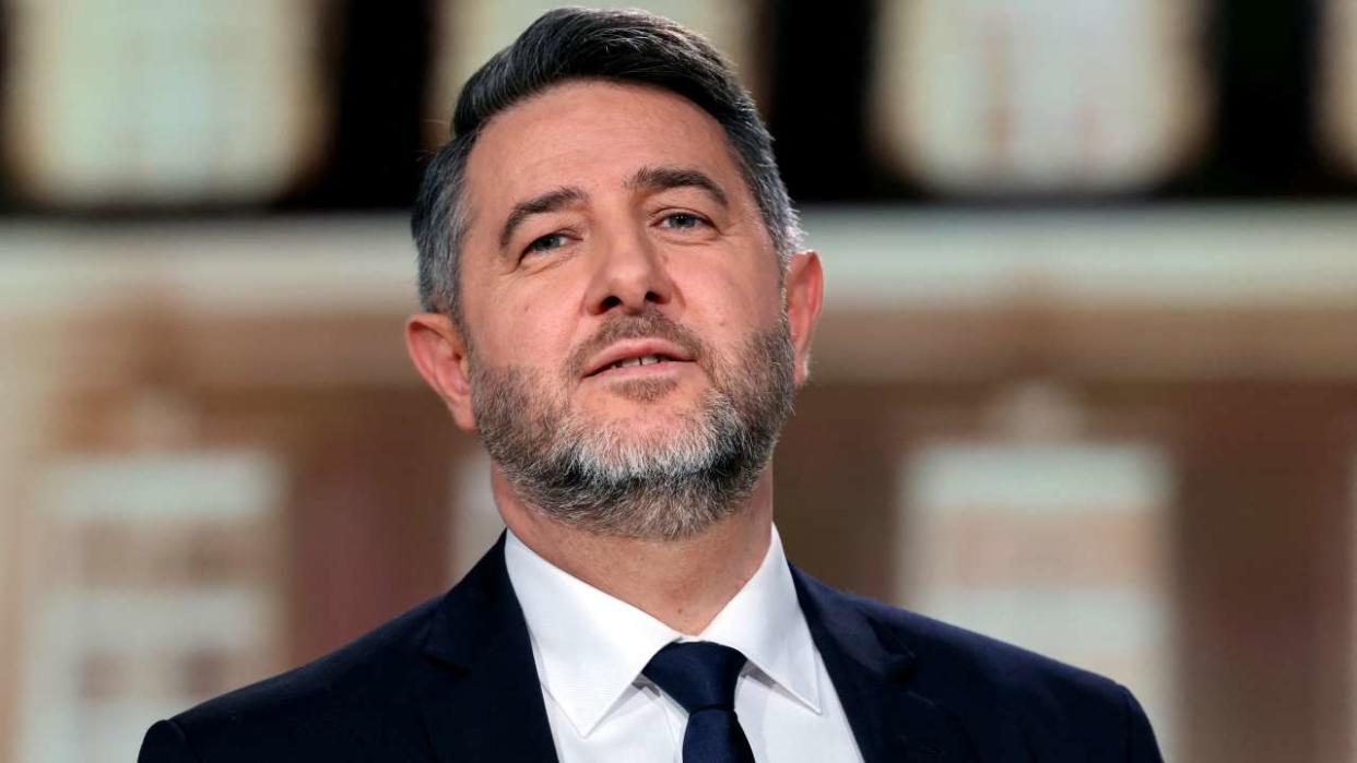 French TV host and journalist Laurent Guimier poses before the start of the political show 'Elysee 2022' on French TV channel France 2, in Saint-Denis, near Paris on February 10, 2022. (Photo by Thomas COEX / AFP)