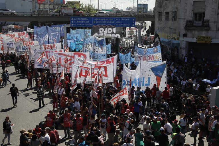 Los movimientos sociales realizan una masiva marcha nacional que tiene como epicentro la ciudad de Buenos Aires (foto ilustrativa)