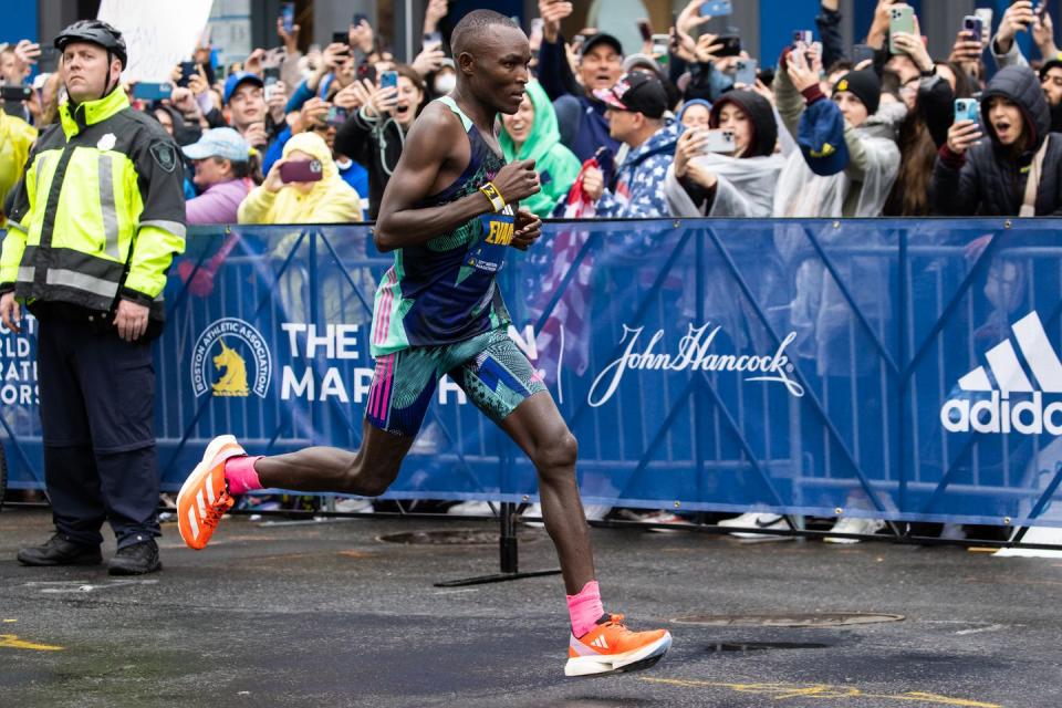 professional men run in the 2023 boston marathon