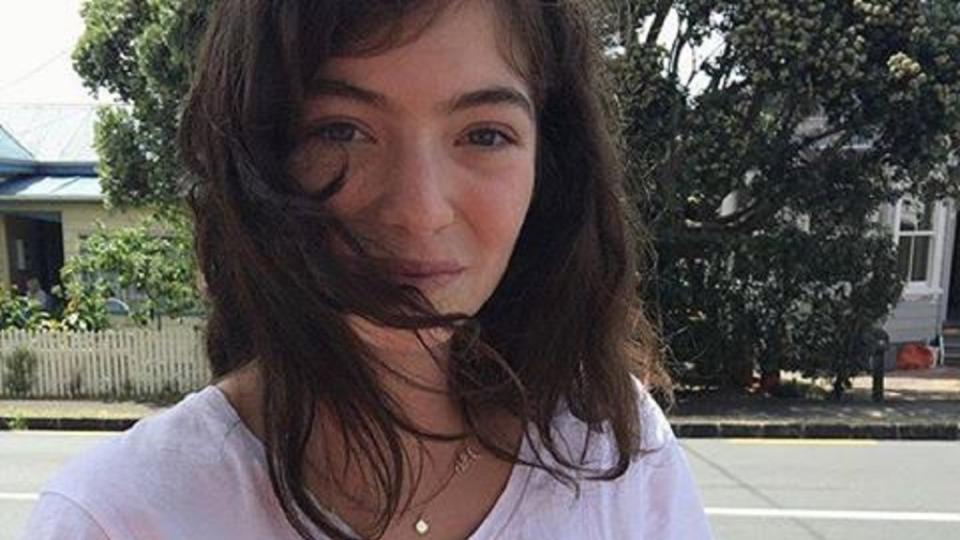 Lorde und ihr junges Patenkind namens Oscar Robin