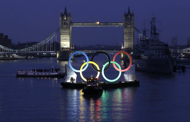 Devant le "Tower Bridge", des anneaux olympiques géants flottent sur la Tamise, à 150 jours du début des Jeux olympiques de Londres. (AP Photo/Sang Tan)