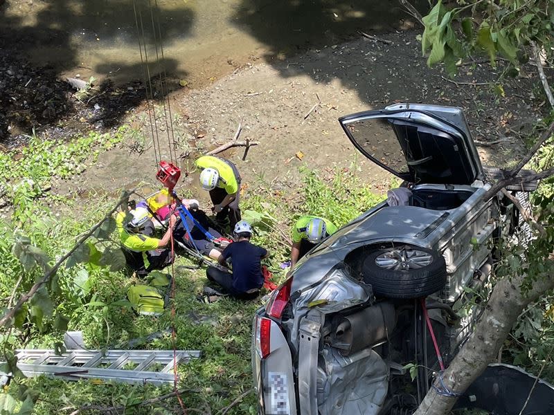 新竹縣寶山鄉寶山路2段發生轎車墜谷事件。（圖／翻攝畫面）