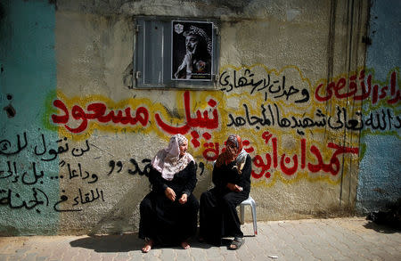 Relatives of Palestinian Hamdan Abu Amshah, who was killed along Israel border with Gaza, wait for his funeral in Beit Hanoun town, in the northern Gaza Strip March 31, 2018. REUTERS/Suhaib Salem