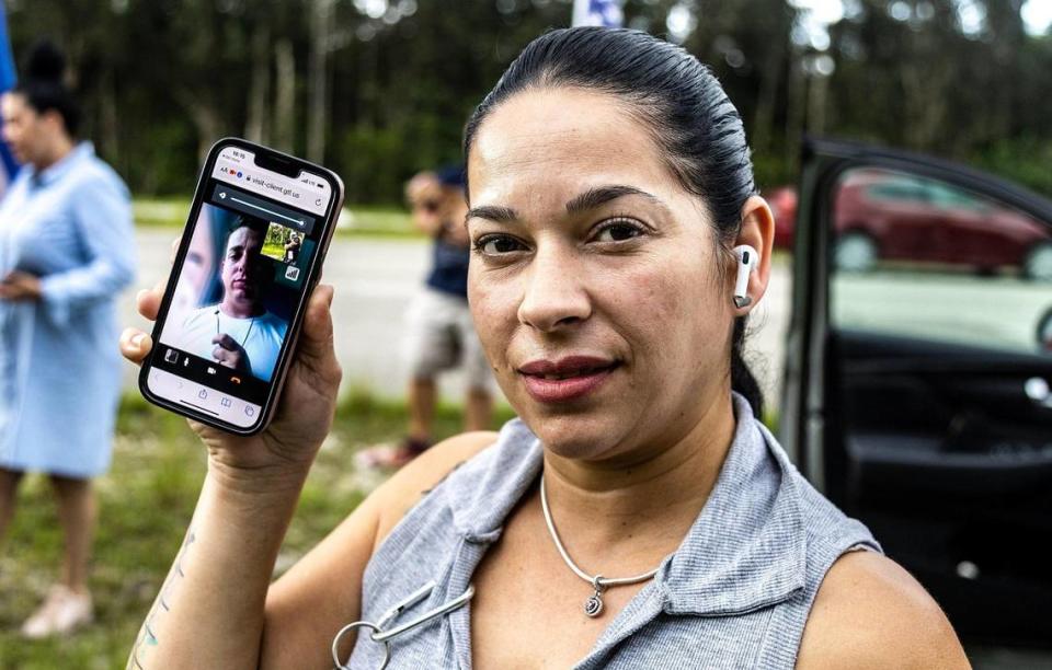 Luis Alberto, detenido en Krome, hace una videollamada con su esposa Isdrey Borrero, mientras ella protesta junto a otros familiares de cubanos detenidos. Pedro Portal/pportal@miamiherald.com