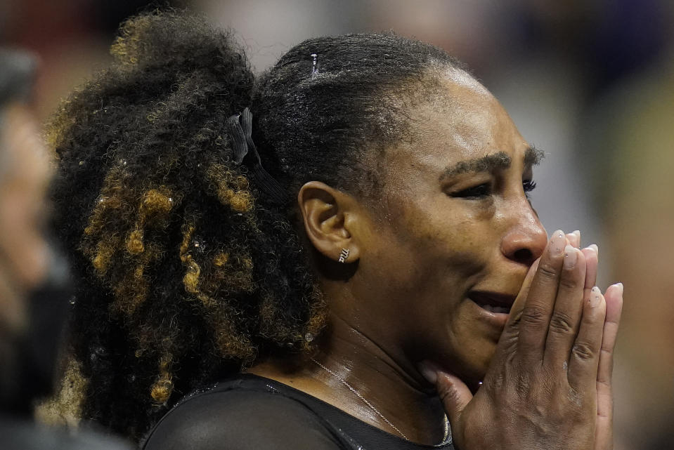 Serena Williams llora tras caer ante la australiana Ajla Tomljanovic, en lo que fue probablemente el único partido de su carrera, el viernes 2 de septiembre de 2022, en el Abierto de Estados Unidos (AP Foto/Charles Krupa)