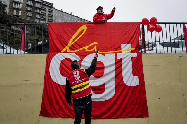 (Image d&#x002019;illustration), un drapeau de la CGT d&#xe9;ploy&#xe9; &#xe0; Annonay le 7 mars 2023 contre la r&#xe9;forme des retraites