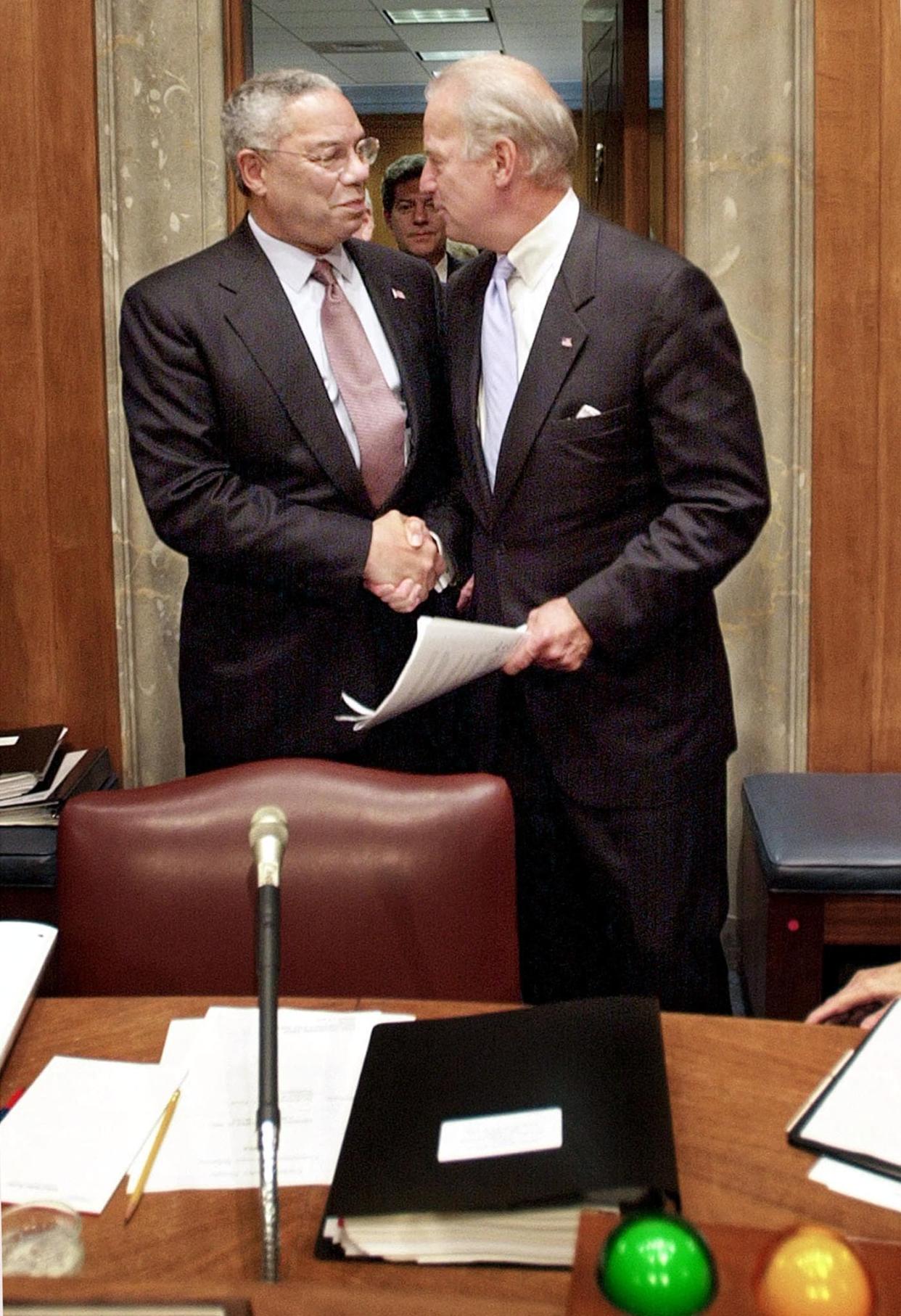 Colin Powell et Joe Biden en 2002 - SHAWN THEW / AFP
