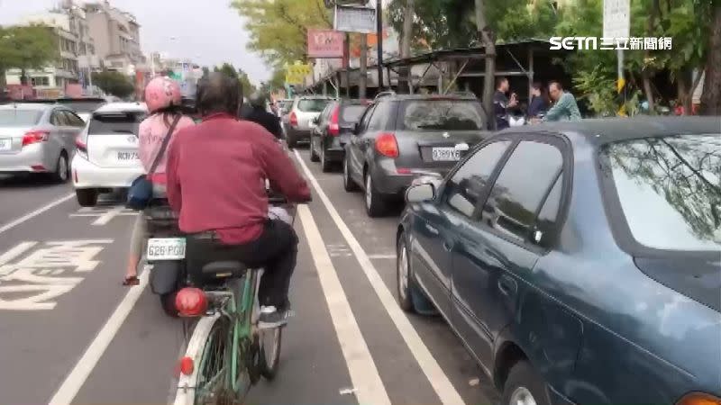 每到假日，路邊停車位總是一位難求。