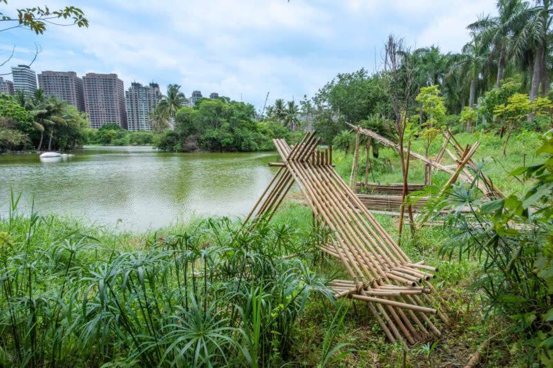 《泛．南．島藝術祭》展覽場域擴延至戶外園區，透過重新規劃的文化植栽與竹編作品呈現自然生態的有機地景。（高美館提供）