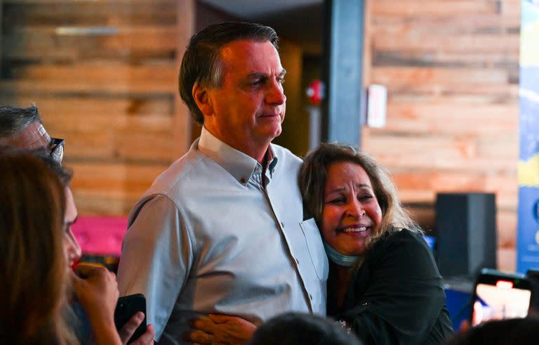 El expresidente de Brasil Jair Bolsonaro saluda a sus fans mientras llega para hablar durante una conferencia de prensa en Dezerland Park en Orlando, Florida, el 31 de enero de 2023