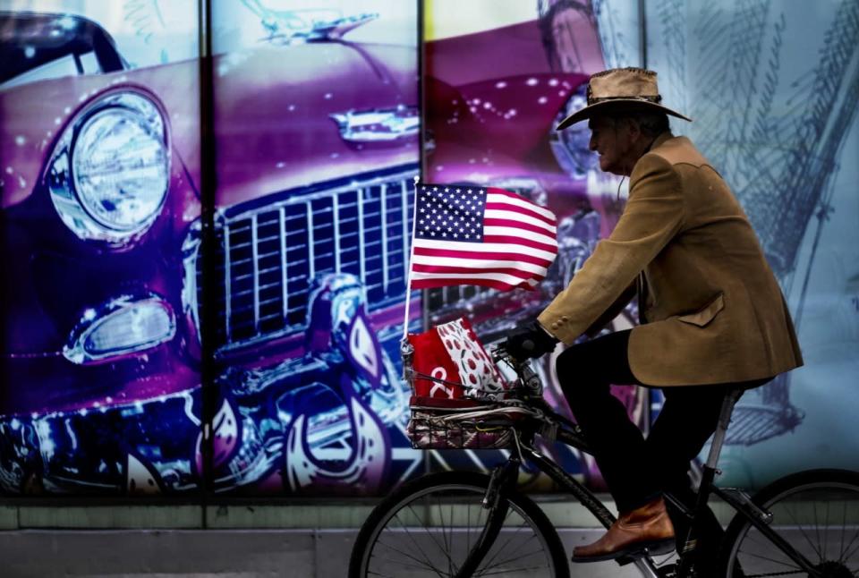 Patriotic cyclist