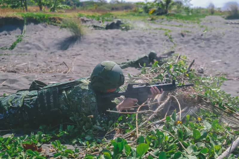 ▲利用地形地物偽裝，構築火網迎戰敵目標。（圖／陸軍8軍團提供）