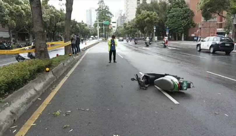 共享機車與屍體，分別在不同向車道。（圖／民眾提供／胡欣男台北傳真）