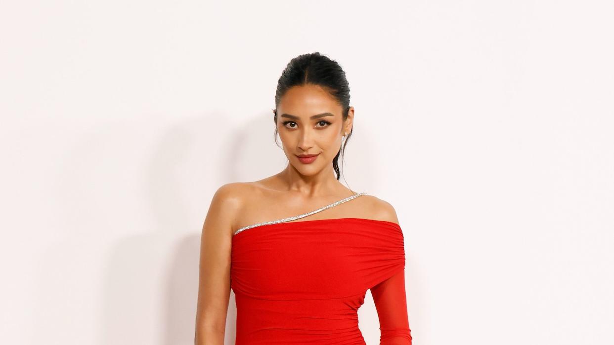 new york, new york november 06 shay mitchell attends the 2023 cfda awards at american museum of natural history on november 06, 2023 in new york city photo by taylor hillfilmmagic