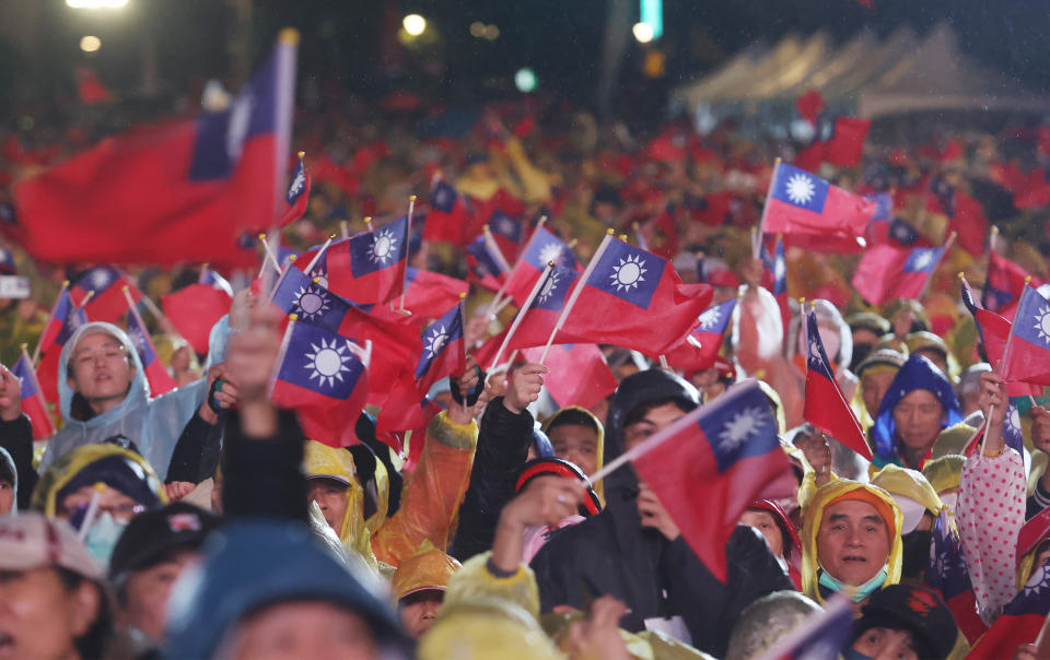 國民黨23日晚間在總統府前凱達格蘭大道舉辦「台灣平安 人民侯康」造勢晚會，現場湧入大批支持者，儘管中途下起雨來仍澆不熄群眾熱情，眾人持續揮舞中華民國國旗表支持。（中央社）