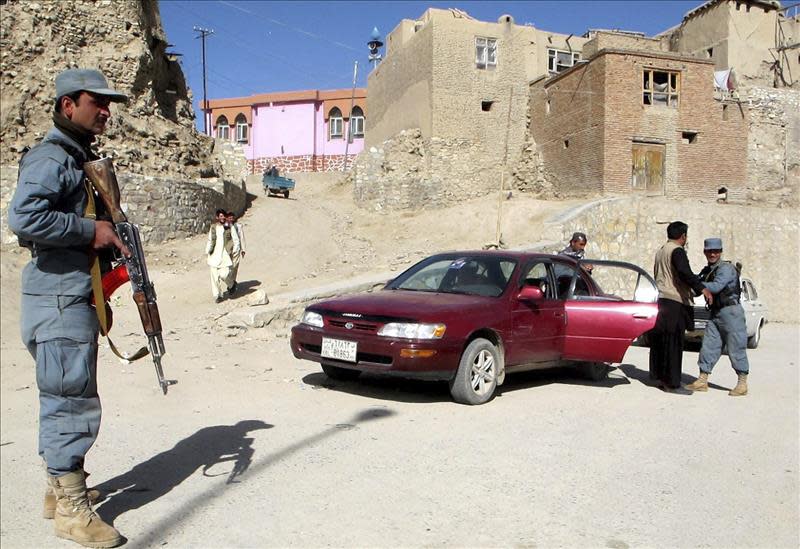 Policías afganos inspeccionan un vehículo en la provincia de Ghanzi, en Afganistán. EFE/Archivo
