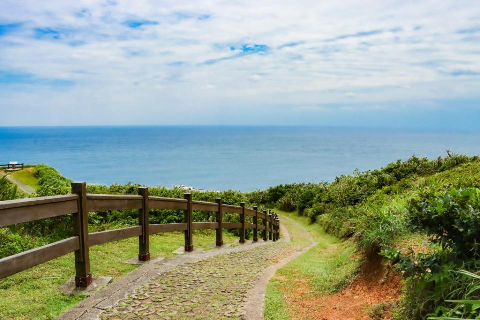 靜靜享受360度絢麗海景的三貂角步道，吹著海風也欣賞遼闊海景。（新北市觀旅局提供）