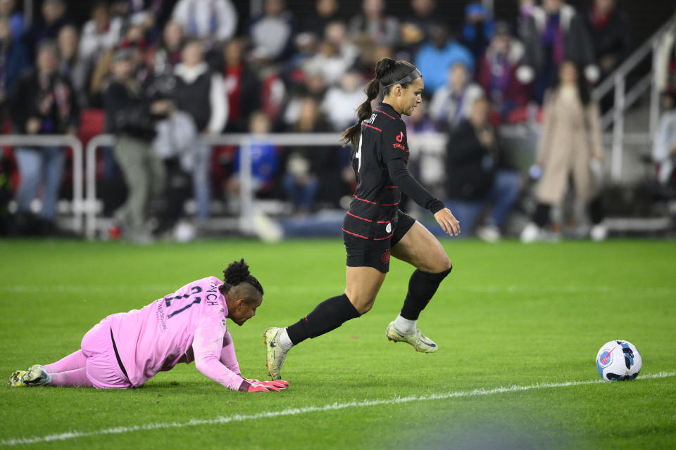 Portland Thorns FC forward Sophia Smith (9) gets past Kansas City Current goalie Adrianna Franch (21) en route to scoring a goal during the first half of the NWSL championship soccer match, Saturday, Oct. 29, 2022, in Washington. (AP Photo/Nick Wass) (edited)