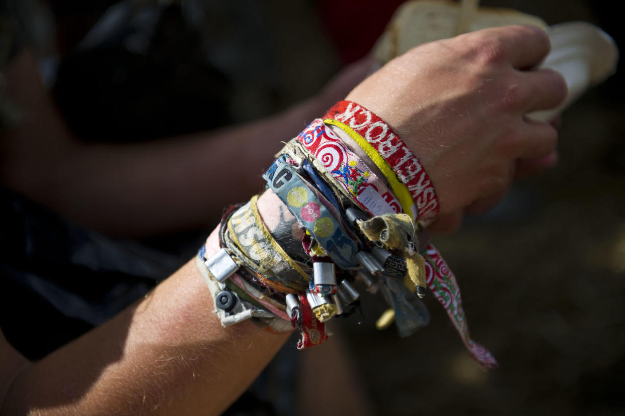 Sammeln Keime, während ihre Träger Erinnerungen sammeln: Festivalbändchen. (Bild: James McCauley/REX/Shutterstock)