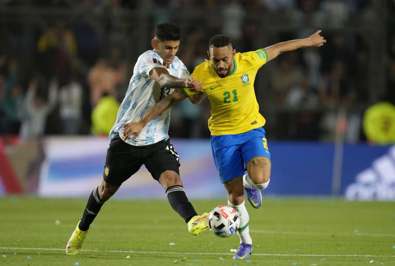 Matheus Cunha, ante Cristian Romero, durante el Argentina-Brasil por las últimas eliminatorias, en 2021; el delantero era una fija para Tite, pero finalmente no fue convocado para el Mundial