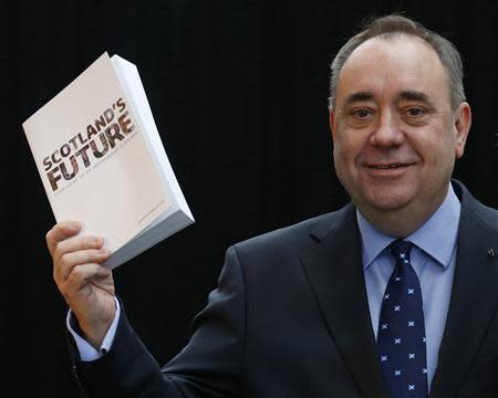 Scotland's First Minister Alex Salmond holds the referendum white paper on independence during its launch in Glasgow, Scotland November 26, 2013. REUTERS/Russell Cheyne