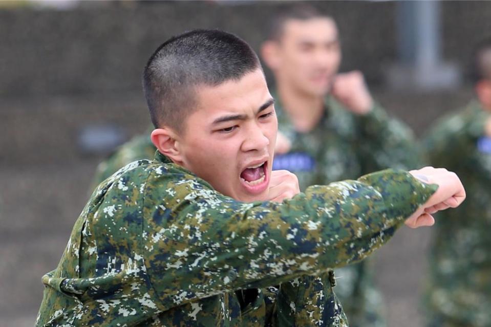 蔡英文總統赴北部地區戰備部隊勗勉，前往陸軍第206旅駐地，視察1年期義務役士兵的訓練情形，包括近戰格鬥、手榴彈投擲訓練等項目，並祝國軍官兵們新春佳節愉快。（黃世麒攝）