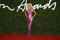 Donatella Versace nunca pasa desapercibida en una alfombra roja y este lunes no hizo una excepción. ¡Sin comentarios! (Foto: Joel C Ryan / AP)