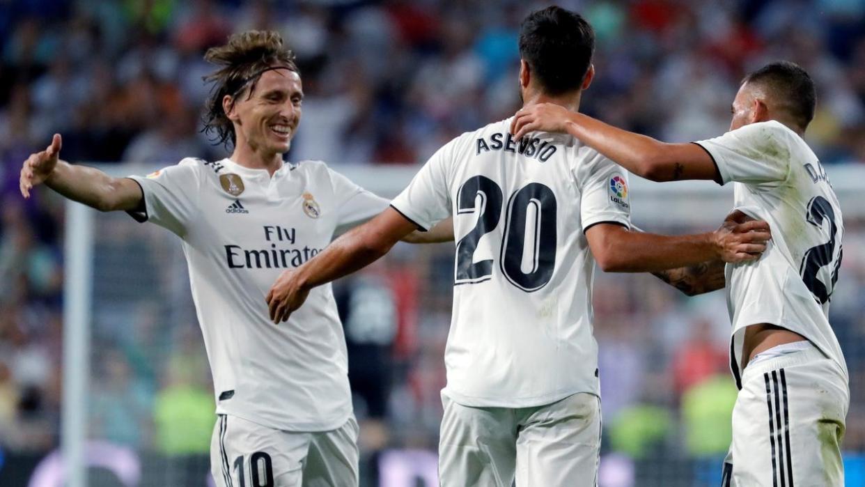 Modric, a la izquierda, y Dani Ceballos, a la derecha, van a felicitar a Asensio tras el gol obtenido ante el Espanyol. Foto: AP