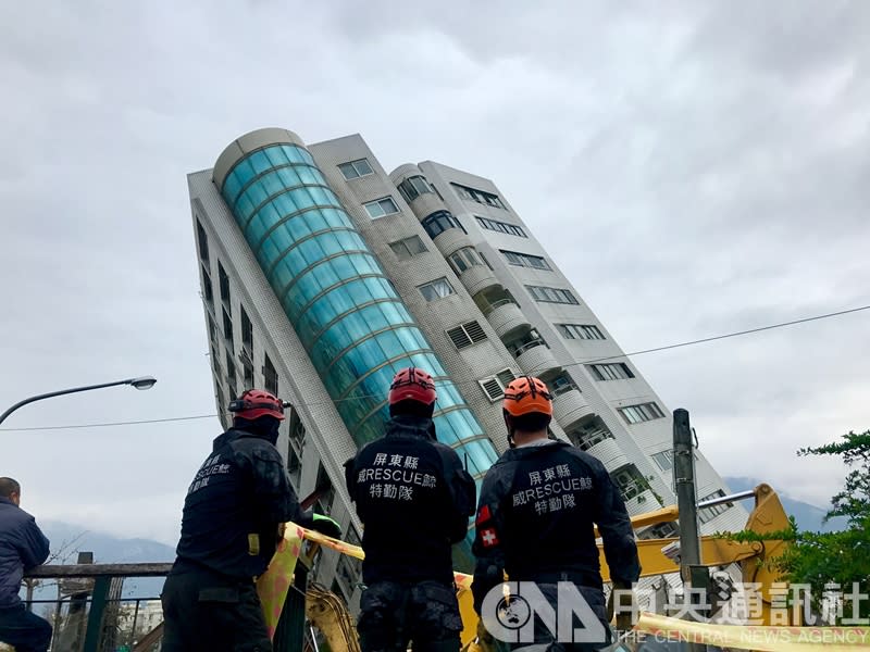 花蓮強震倒塌的雲門翠堤大樓搶救工作8日持續進行，來自全國各地的搜救隊伍都加入搜救行列。（中央社）